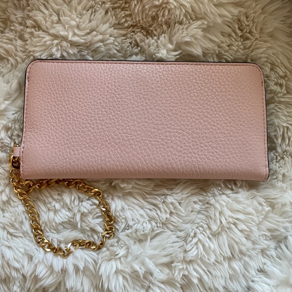 Tory Burch Robinson Chain Wrist Wallet Light Pink and button closure - Picture 2 of 3
